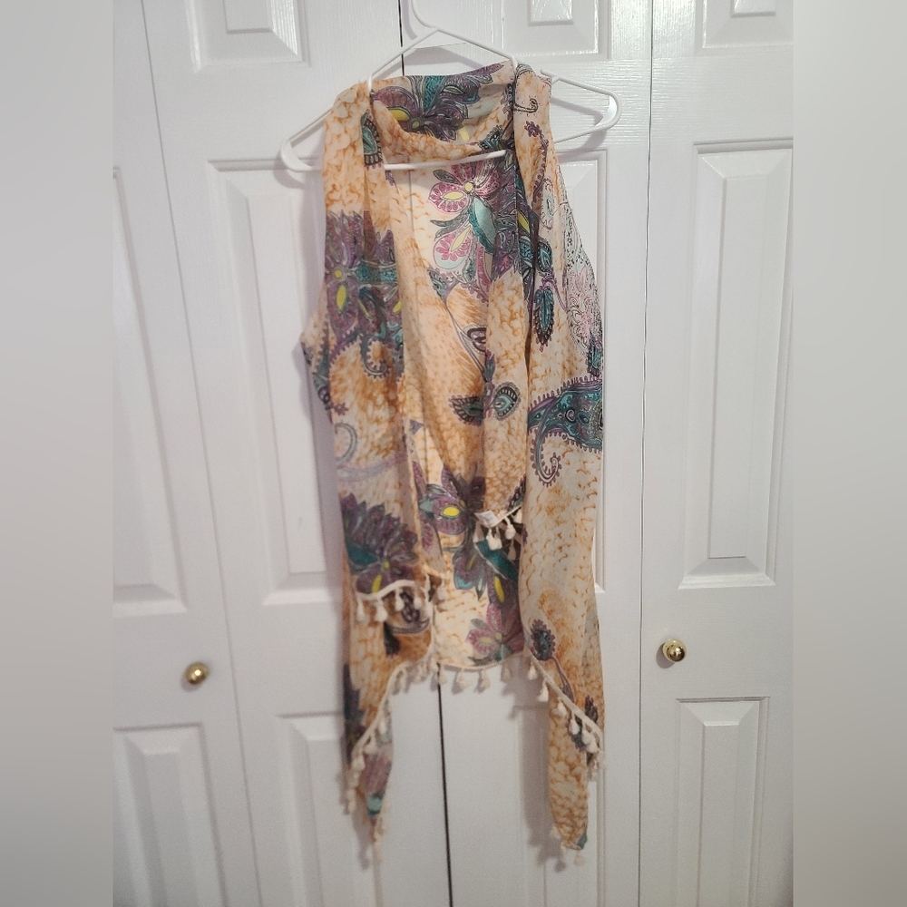 Elegant Paisley Overlay with Tassels